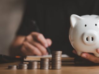 40代で貯蓄は「100万円」ですが少ないですか？ 平均はどのくらいなのでしょうか？