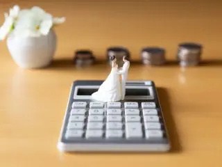 31歳、老後が不安で「結婚」すべきか悩んでいます。結婚の金銭的なメリットってなんですか？
