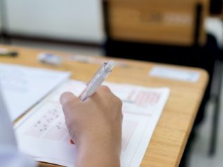 親の年収が800万円あったら「奨学金」は借りられない？年収に制限はありますか？