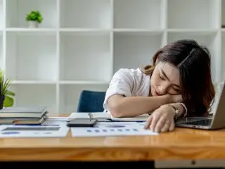 仕事中に同僚がよく「居眠り」しています…寝てるのに給与が支払われるのは「不公平」に感じるのですが、上司に報告すべきでしょうか？