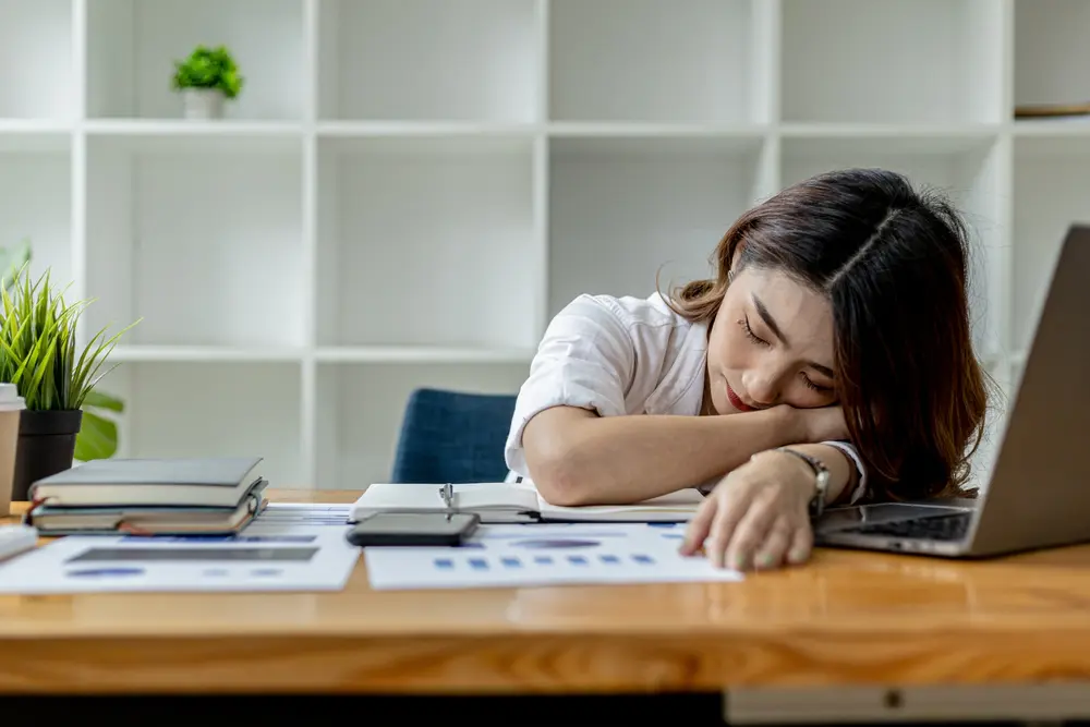 仕事中に同僚がよく「居眠り」しています…寝てるのに給与が支払われるのは「不公平」に感じるのですが、上司に報告すべきでしょうか？