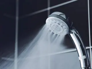 いつもシャワーを「流しっぱなし」の夫にイラっ！20分流しっぱなしにすると、どのくらい水道代がかかる？