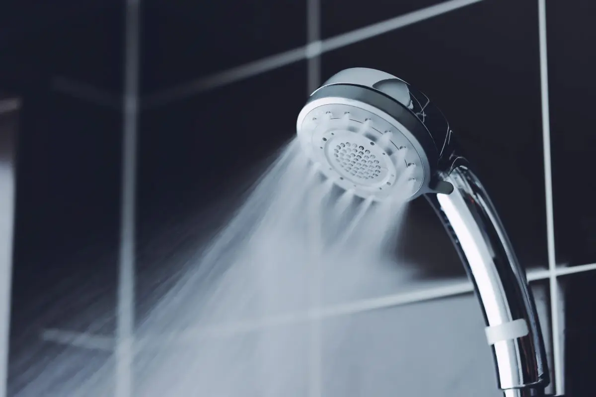 いつもシャワーを「流しっぱなし」の夫にイラっ！20分流しっぱなしにすると、どのくらい水道代がかかる？