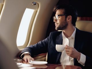 飛行機の座席クラスごとの違いとは？チケット料金の差額以外に何が違う？