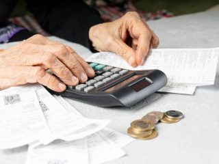 「生活防衛資金」の目安はいくら？「年収400万円」の会社員に必要な金額は？