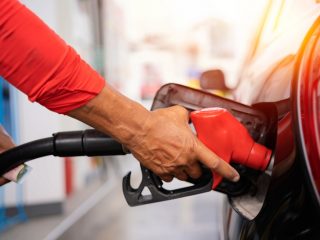 ガソリンスタンドで「安い場所」と「高い場所」があるのはなぜ？ガソリン代を抑えるコツは？