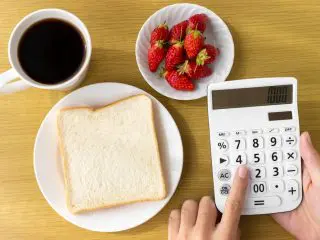 一人暮らしの食費は月にいくらかかる？月3万円に抑える節約方法を紹介