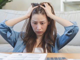 年金機構からの手紙が「赤」になると「差し押さえ間近」って本当？ 回避するにはどうすればいい？