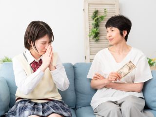 高校生に「月1万円」のお小遣いは普通？ 子どものお小遣いの相場について解説