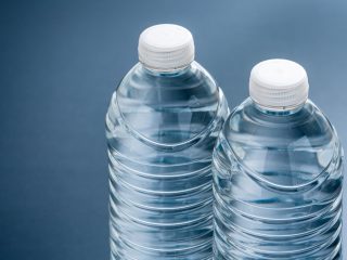 「ペットボトル飲料」を買うのをやめると、5年でいくら貯まる？「水筒持参」の場合と比較！