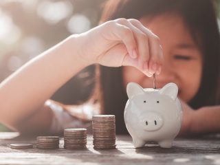 小学生の子どもが毎月1000円を積み立てたら？ 大人になるころには総額いくらになる？