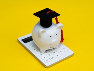 学生の半分は「奨学金」を利用!? 借入総額はどのくらい？