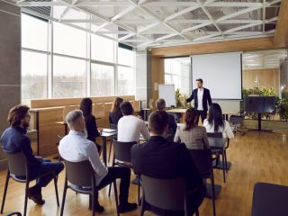 自由参加だけど「実質強制」の社内勉強会！ 残業代は請求できる？