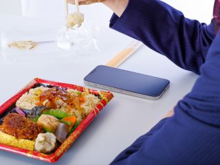 「コンビニ弁当」VS「冷凍食品詰め込み弁当」値段はどのくらい違う？ 安いのはどっち？