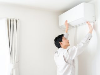 エアコン掃除で電気代が「月3000円」削減!? 掃除しないと健康にも悪影響があるって本当？