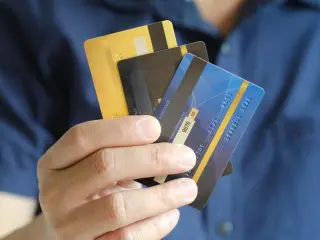 お金を借りたい… クレジットカードのキャッシングとカードローンはどう違う？
