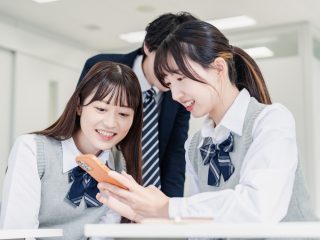 「年収500万円」ですが、子どもを私立高校に「無償化」で通わせることは可能ですか？ 授業料以外ではいくらかかるでしょうか？