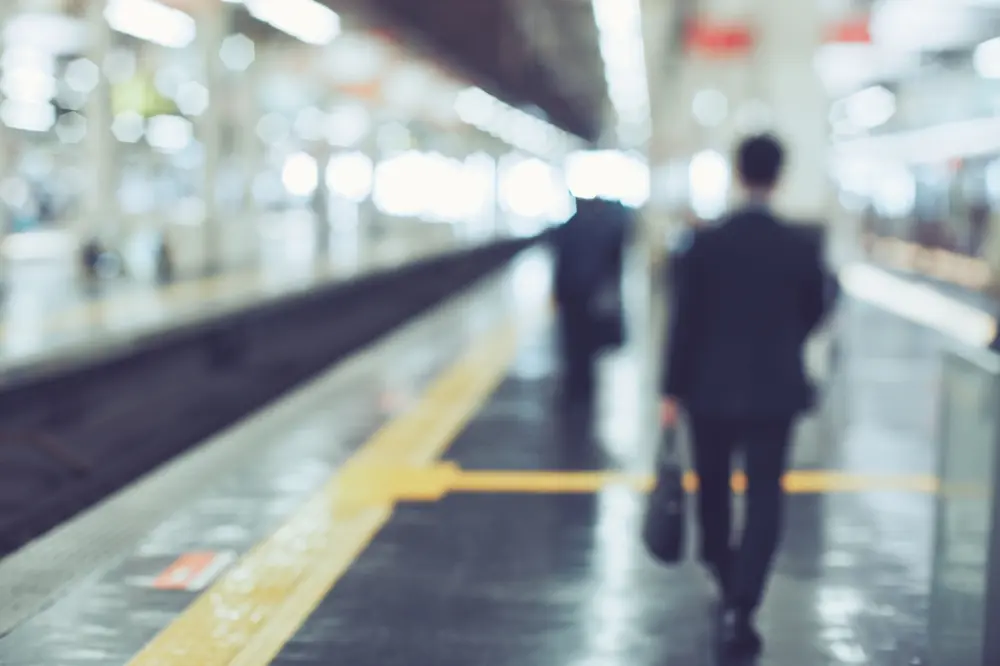 家賃が安いため「足立区」に住もうと考えています。職場が「新宿」なのですが、どの駅がおすすめですか？