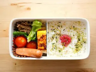 「手作り弁当」VS「外食」の価格差は「月1万円」？ ランチ代の平均額も紹介！