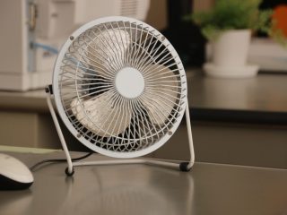 職場のデスクで「扇風機」を使用！ 私物なら電気代は「自腹」になる？