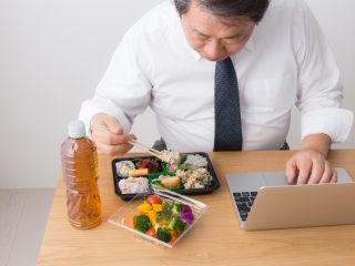 社会人のランチは「コンビニ」が週3回以上!? 自炊と比べるとどれだけ高い？