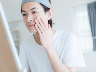 若者はもちろん中高年も今や当たり前？「メンズメイク」をやっている人はどれくらい？ 平均費用についても確認！