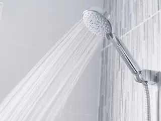毎日「シャワー」と毎日「お風呂をためる」のとでは、結局どちらが節約になる？