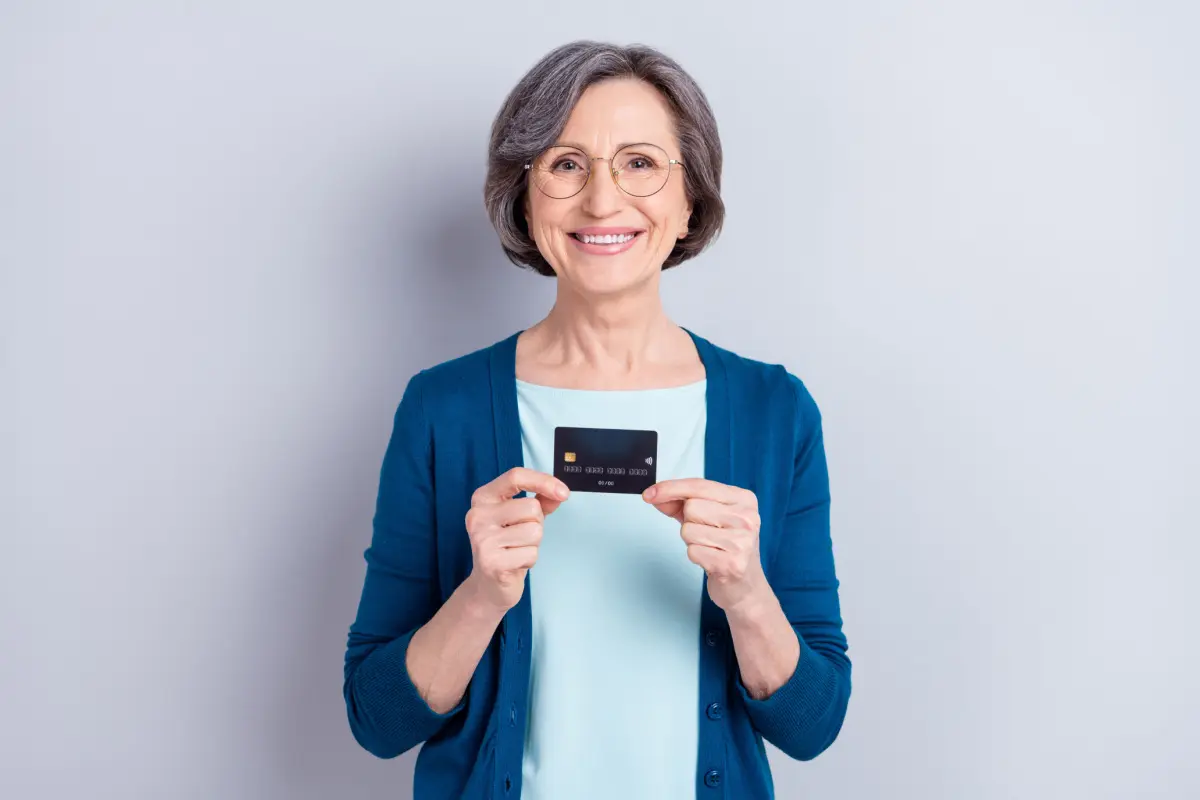 高齢者の約7割がクレジットカードを利用！ 老後のカード選びで重視すべき付帯保険