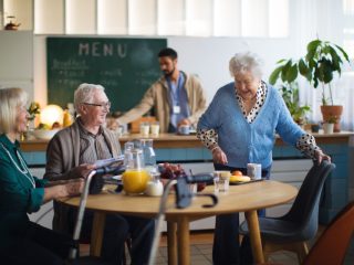 介護付き有料老人 ホームとは。サービスの特長や入居時の注意点も紹介