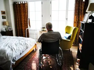 サービス付き高齢者向け住宅とは？特徴や老人ホームとの違いを解説