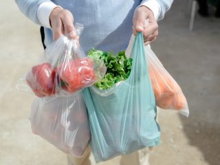 【有料レジ袋VS市販レジ袋】どっちが安いのか計算してみた！ 1年間の差額はどのくらい？