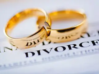 夫は年収800万の会社員、妻は年収150万のパート主婦の場合、離婚時の財産分与はいくらずつになる…？