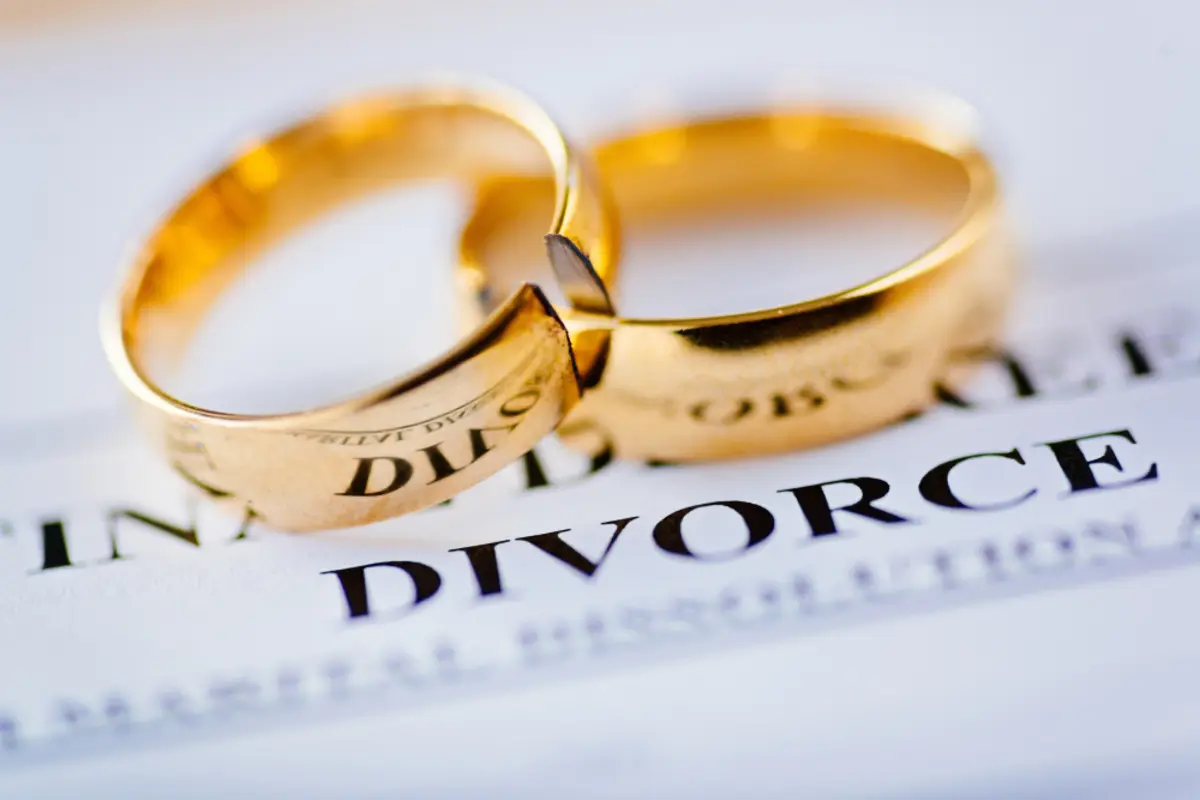 夫は年収800万の会社員、妻は年収150万のパート主婦の場合、離婚時の財産分与はいくらずつになる…？