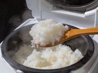 1人暮らしは「米だけ炊く」のがコスパ最強!? 自炊の費用と比較してみた