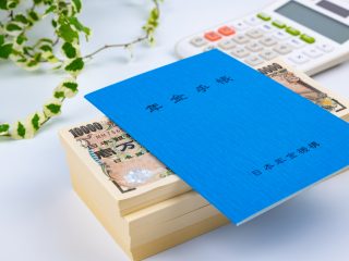 40年間年金に加入した場合、最高受給額は「月29万円」！ 年収いくらの人が当てはまる？