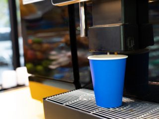 コンビニでコーヒーを注文したのに「カフェラテ」のボタンを押してしまった！ 差額を払えば大丈夫？