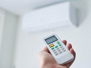 母が「冷房なんてぜいたく」とエアコンを使いません…日中使用する場合、電気代はどのくらいですか？