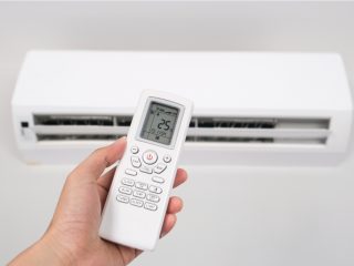 熱帯夜で寝苦しい！ エアコンは「冷房」と「ドライ」どちらにすべき？ 電気代が安いのはどっち？