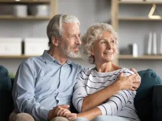 65歳以上の夫婦2人は「月27万円」必要!? 支出を年金だけでまかなうために、現役時代の年収はいくら必要？
