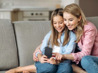 スマホを使う小学生はどれくらい？ 子どもにスマホを買い与える時の注意点とは