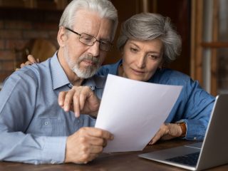 65歳で初めて年金をもらおうと思うけど、手続きの仕方といつもらえるかを教えて！