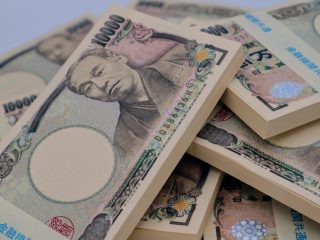 宝くじで「高額当選」！ 家族に200万円渡すと贈与税がかかる？「非課税」にする方法はあるの？