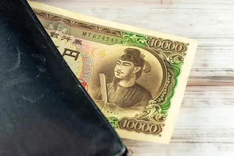 曽祖母の遺品から「聖徳太子」の1万円札を見つけました。お店などで使えるのでしょうか？ 相続税などはかかりますか？