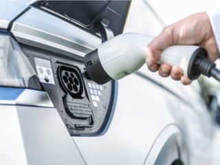 電気自動車（EV）の相場価格はいくら？補助金を活用してお得に乗ろう！