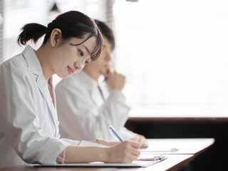 子どもを医者にするなら「6000万円」超の学費が必要!? 18歳までにいくら貯金しておくべき？