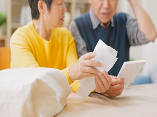 60歳から、5年前倒しで年金を「繰上げ受給」！ でも、年金が足りなくなったらどうすればいい…？