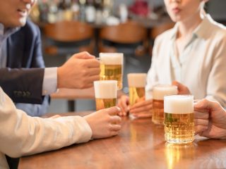 新卒ですが、「会社の飲み会」って参加すべきですか？ 給料が出ないのに参加したくないです