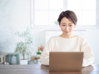 女性の2人に1人は「副業」をしている？ 収入はどれくらい？