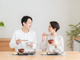 2人暮らしで食費「月8万円」は高い？ 外食費の平均や、食費を抑える方法を解説！