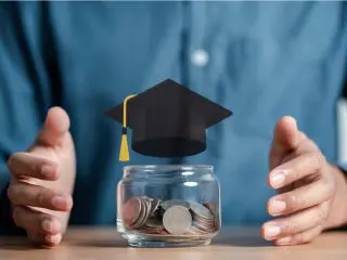 大学生で学費や生活費に「年200万円」をもらった場合、「贈与税」はかかる？ 注意点についても解説